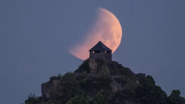 Superlua de sangue vista na Hungria