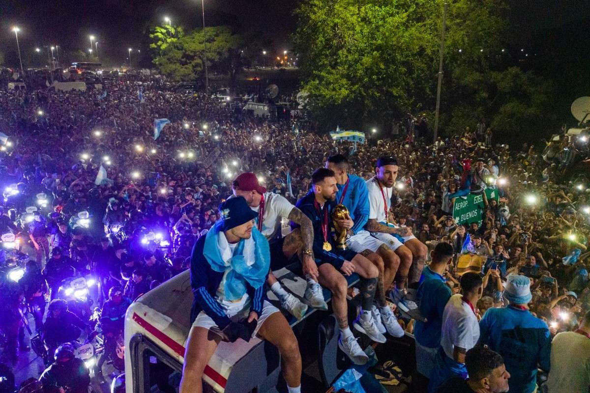 Em meio a tumulto, jogadores argentinos deixam festa do título de helicóptero