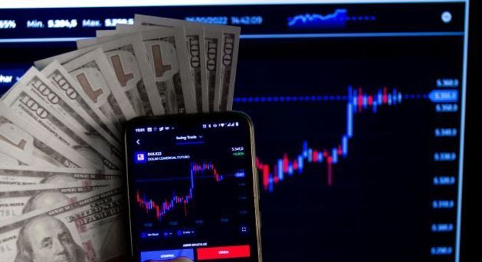 Ibovespa caiu 2,02% e o dólar avançou 1,26%