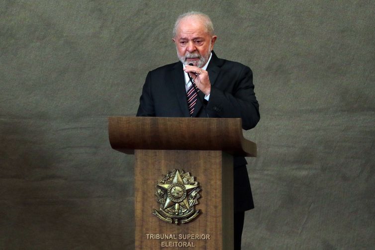 O presidente eleito, Luiz Inácio Lula da Silva, discursa durante a cerimônia de diplomação no TSE