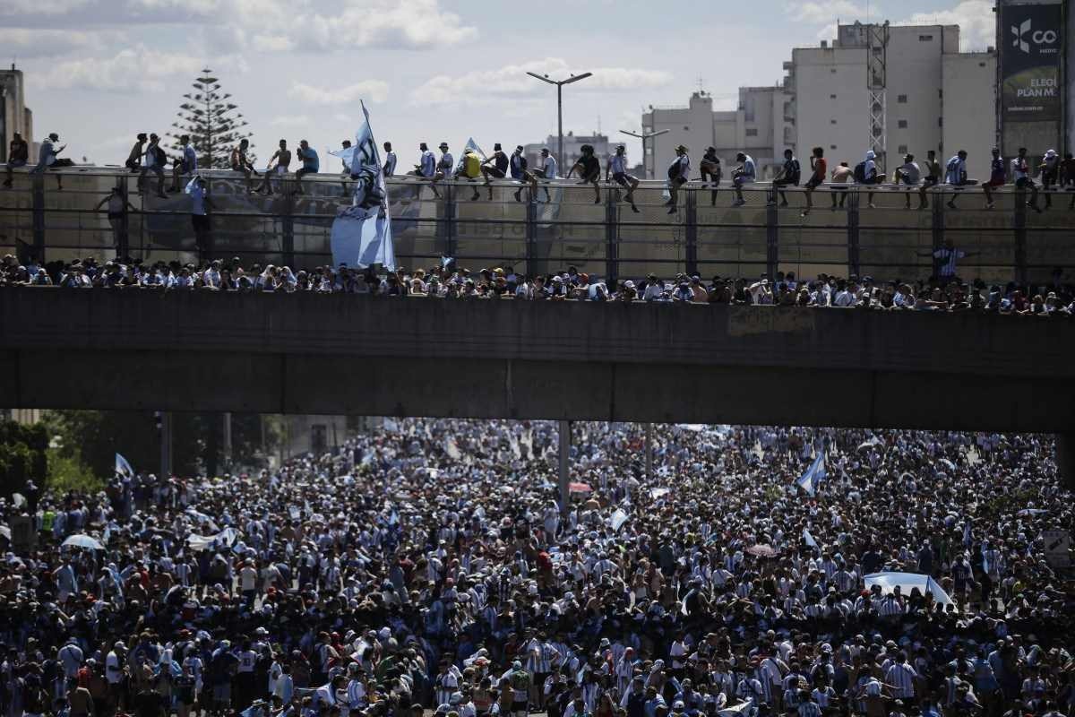 Em meio a tumulto, jogadores argentinos deixam festa do título de helicóptero