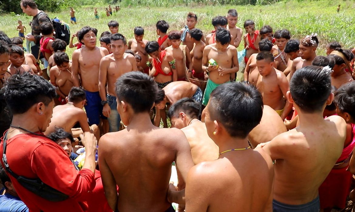 Brasília (DF - Caminhos da Reportagem Yanomami - O Direito de Existir - Indígenas reunidos após chegada de comida. Foto: TV Brasil/Divulgação